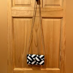 Trina Turk Trifold Crossbody Wallet phone bag Geometric black & whit gold chain